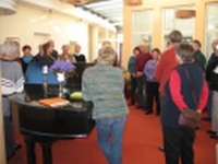 Eine Besuchergruppe singt spontan ein Lied
